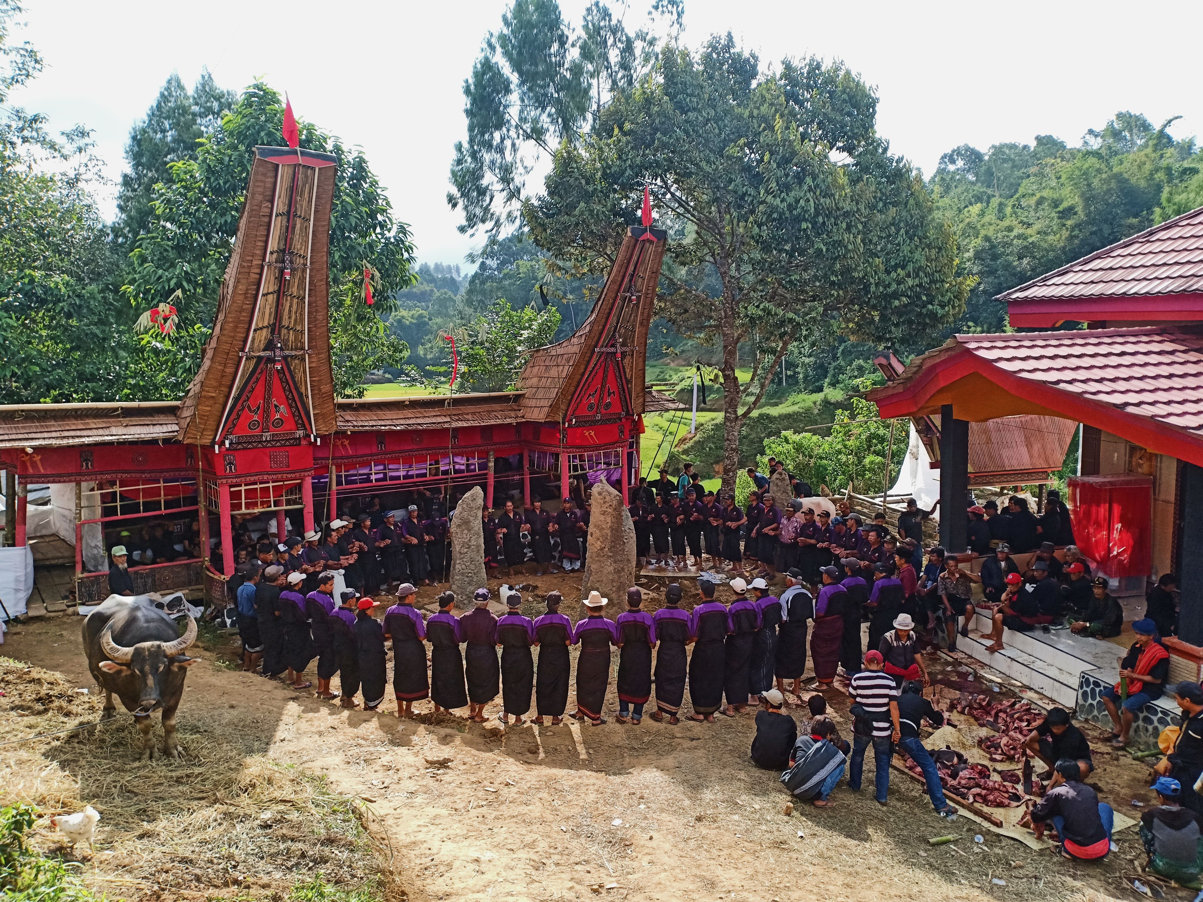 Upacara rambu solok adalah upacara kematian suku