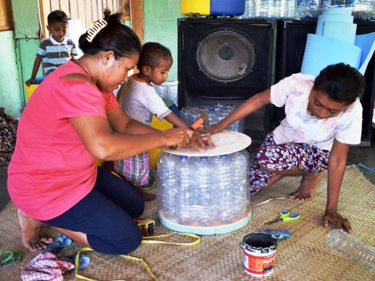 Ini Meja Kursi  Unik dari  Bekas Botol  Plastik Mongabay co id