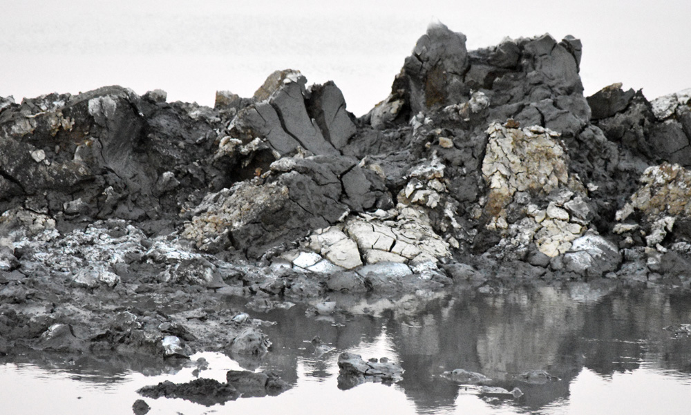 Gumpalan lumpur Lapindo di Porong, Kabupaten Sidoarjo, Jawa Timur yang telah mongering. Hingga kini, lumpur yang keluar sejak 29 Mei 2006 itu terus menyembur. Foto: A Asnawi/ Mongabay Indonesia