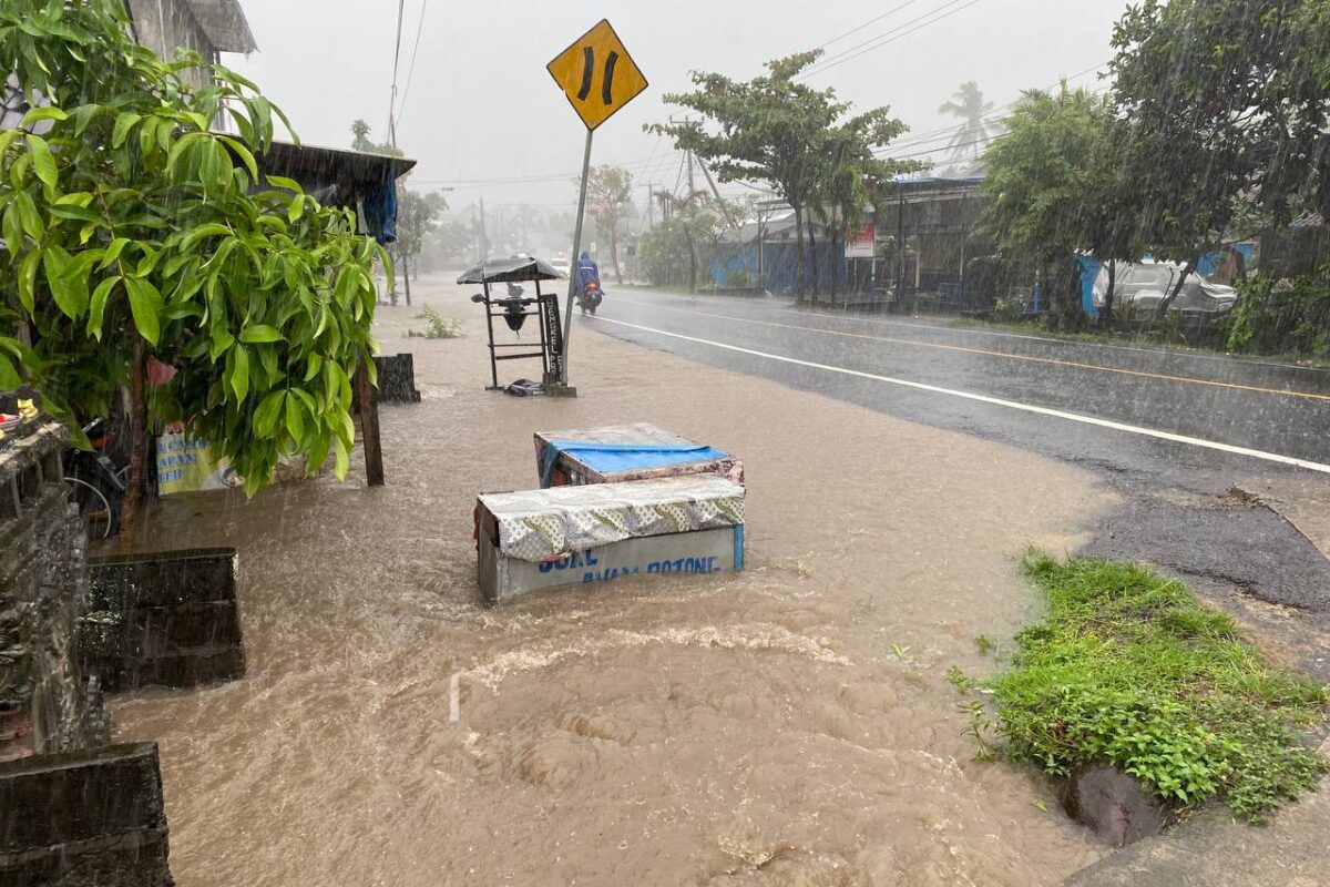 Banjir Dan Longsor Di Tengah Musim Kemarau, 5 Warga Meninggal Dunia Di ...