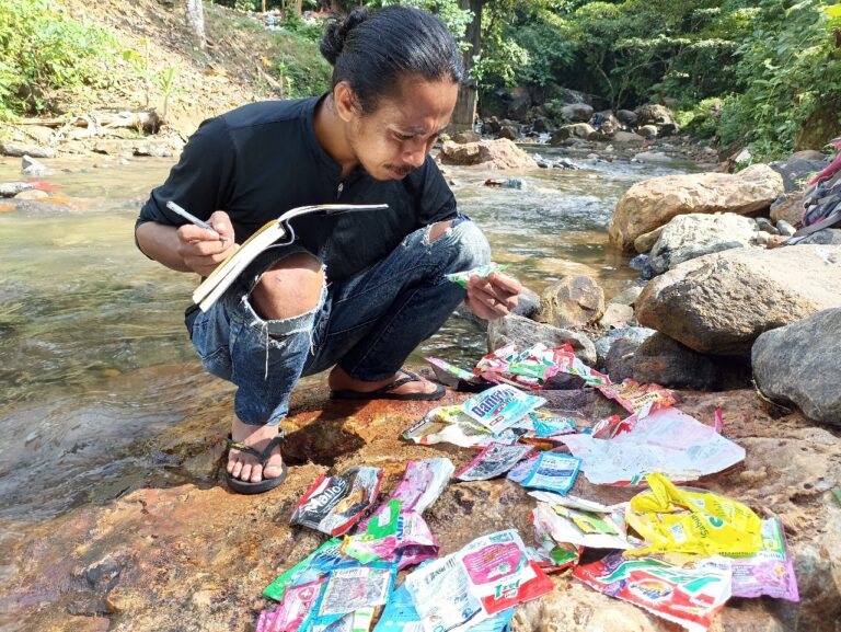 Sarat Masalah DAS Kota Ambon: Sampah Plastik, Bangunan Ilegal, Dan ...