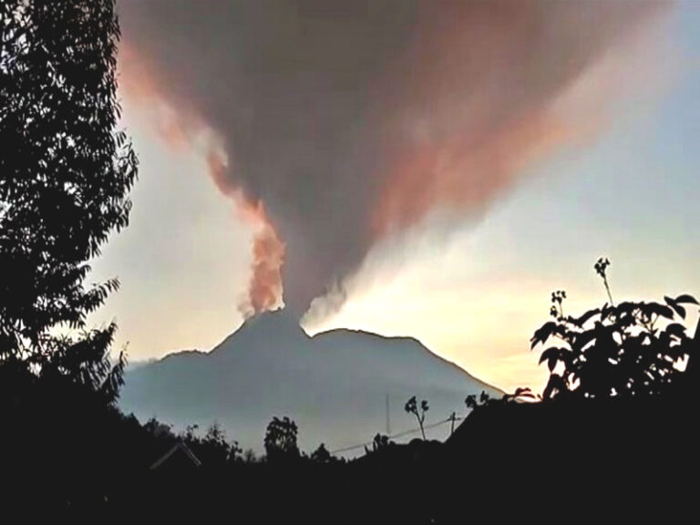 Erupsi Gunung Lewotobi Laki-laki, Ribuan Warga Mengungsi - Mongabay.co.id