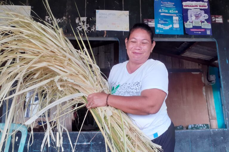 Anisa, perempuan rumah tangga, Desa Kuala Gaung, sudah lebih 20 tahun memucuk. Foto Suryadi, Mongabay Indonesia.