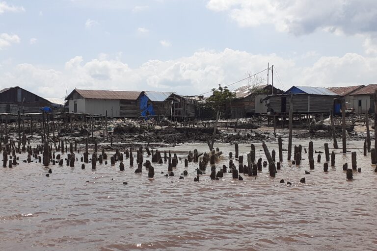 Pemukiman di Kuala Selat langsung berhadapan dengan laut. Sudah berulangkali terjadi pergeseran. Foto Suryadi, Mongabay Indonesia.