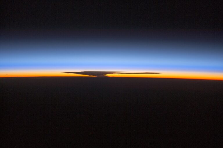 Lapisan ozon terlihat dari luar angkasa sebagai cahaya biru di cakrawala Bumi, dengan siluet awan cumulonimbus di bagian troposfer—jenis awan yang juga membentuk badai petir di Catatumbo | Foto oleh Earth Science and Remote Sensing Unit, Lyndon B. Johnson Space Center - JSC Gateway to Astronaut Photography of Earth