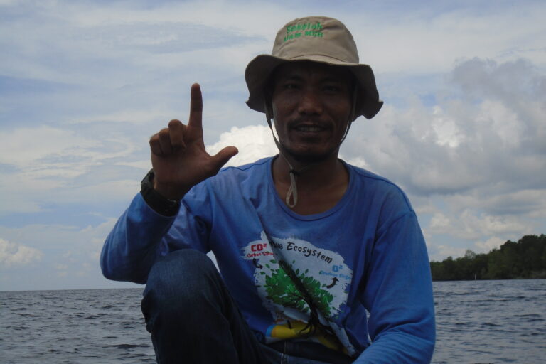 Ketua Kelompok Sekat Bakau, Khaidir. Foto: Suryadi/ Mongabay Indonesia.